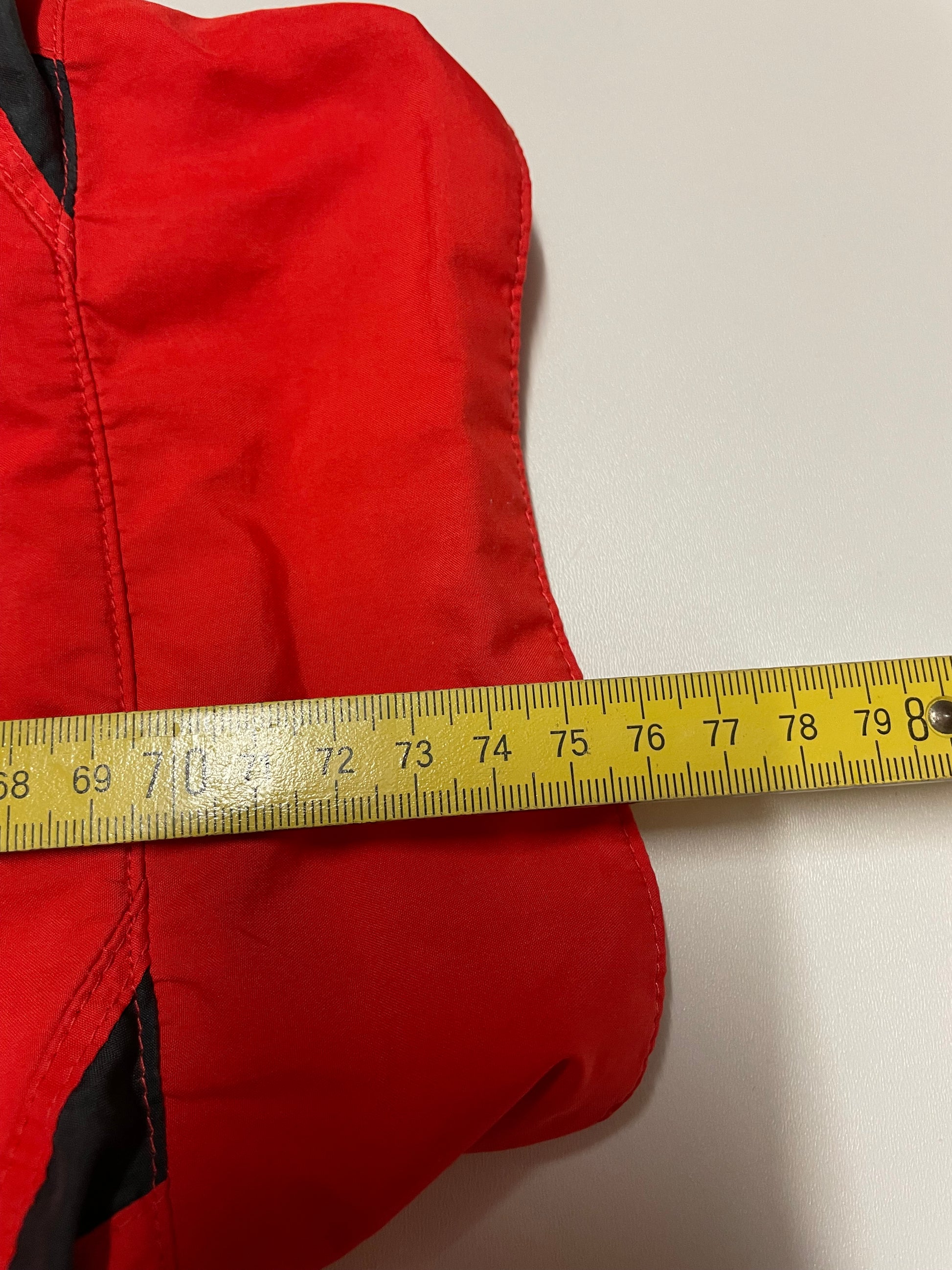 Entdecke unsere Vintage Track Pants von Nike und anderen Marken, erhältlich bei Valuxery.de - Dein Shop für trendige Vintage - Kleidung. Unsere Track Pants sind aus hochwertigen Materialien und