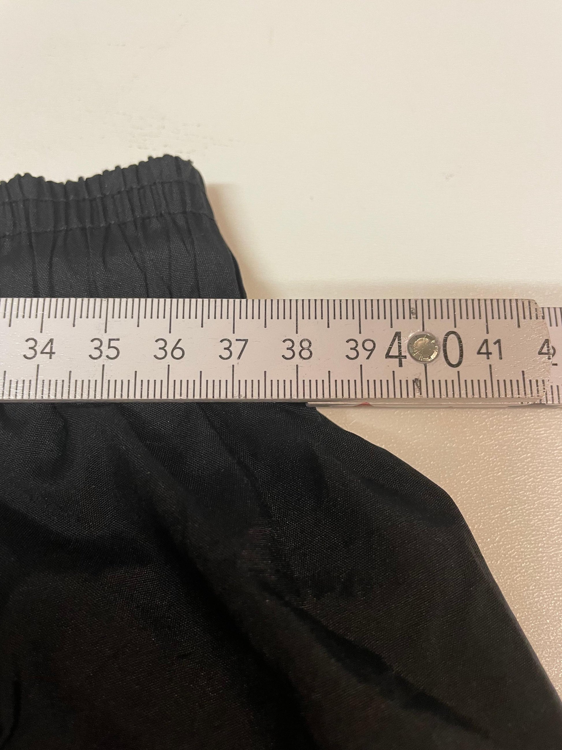 Entdecke unsere Vintage Track Pants von Nike und anderen Marken, erhältlich bei Valuxery.de - Dein Shop für trendige Vintage - Kleidung. Unsere Track Pants sind aus hochwertigen Materialien und