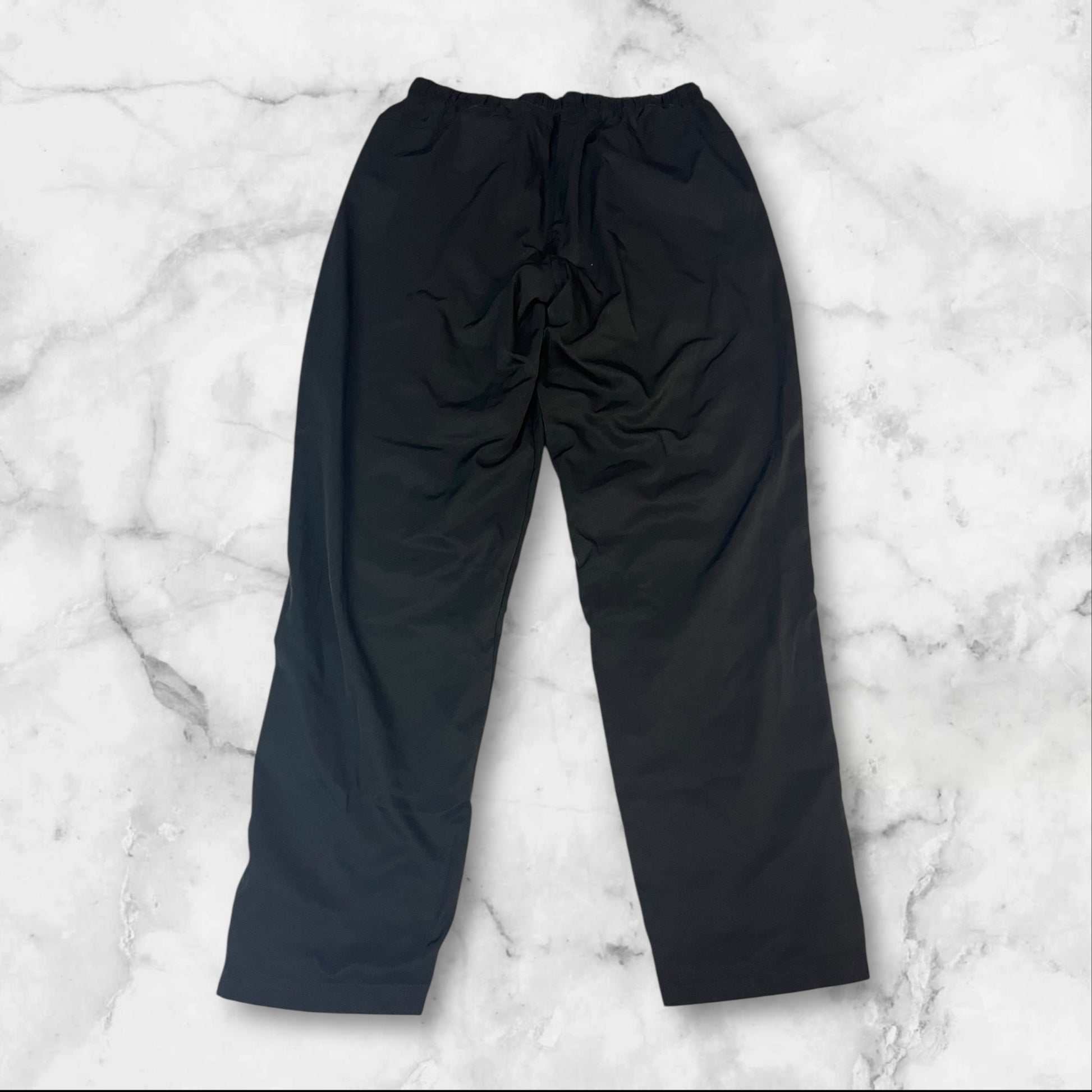 Entdecke unsere Vintage Track Pants von Nike und anderen Marken, erhältlich bei Valuxery.de - Dein Shop für trendige Vintage - Kleidung. Unsere Track Pants sind aus hochwertigen Materialien und