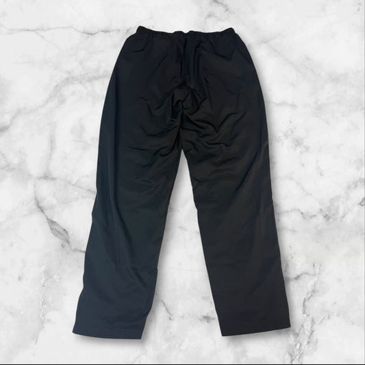 Entdecke unsere Vintage Track Pants von Nike und anderen Marken, erhältlich bei Valuxery.de - Dein Shop für trendige Vintage - Kleidung. Unsere Track Pants sind aus hochwertigen Materialien und