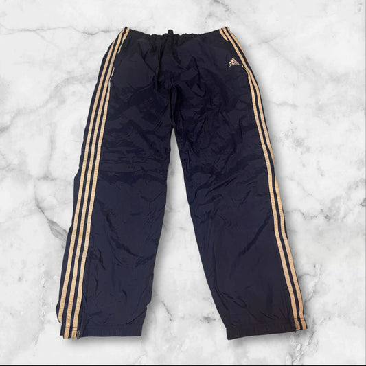 Entdecke unsere Vintage Track Pants von Nike und anderen Marken, erhältlich bei Valuxery.de - Dein Shop für trendige Vintage - Kleidung. Unsere Track Pants sind aus hochwertigen Materialien und