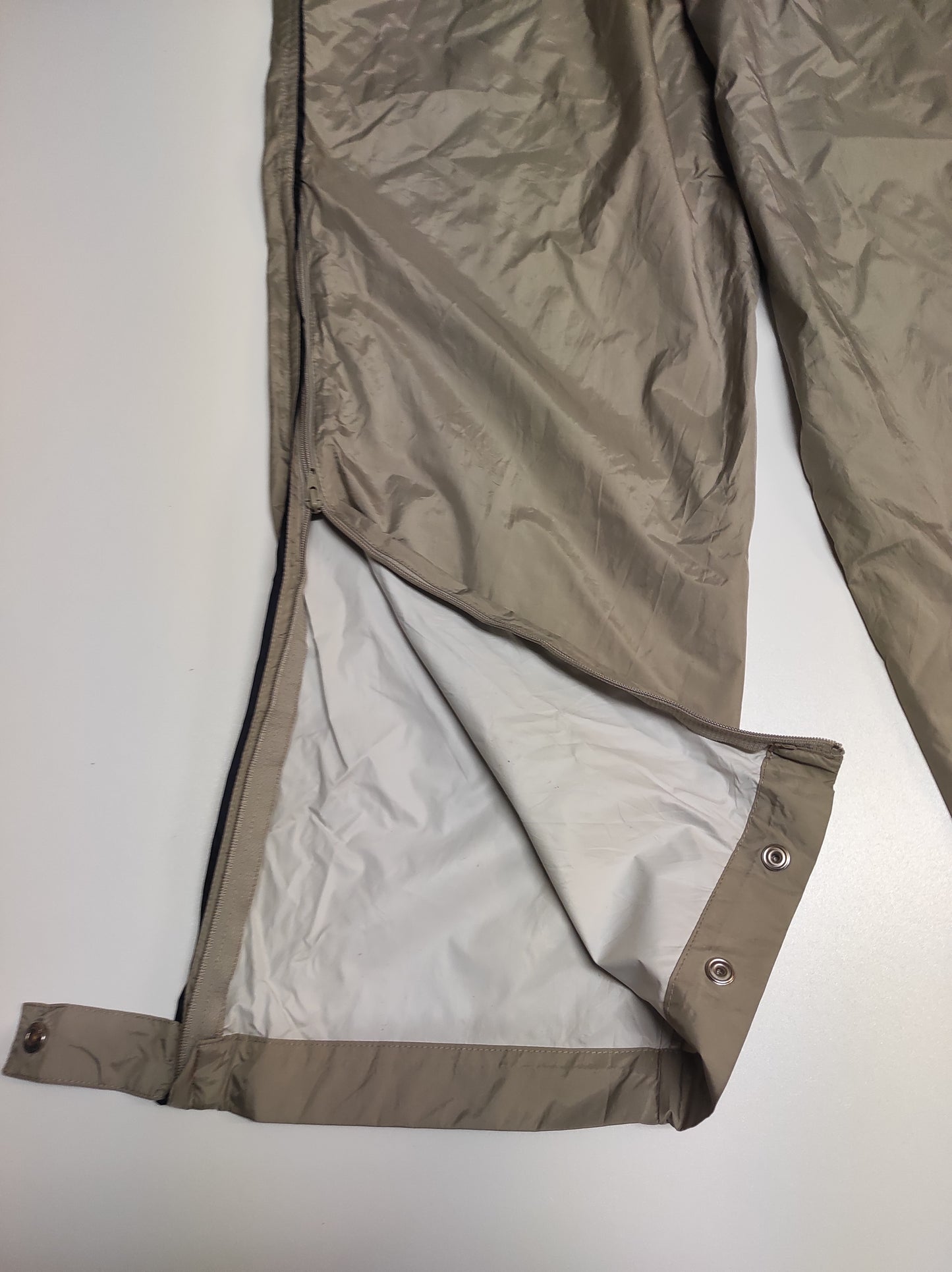 Entdecke unsere Vintage Track Pants von Nike und anderen Marken, erhältlich bei Valuxery.de - Dein Shop für trendige Vintage - Kleidung. Unsere Track Pants sind aus hochwertigen Materialien und