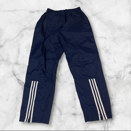 Entdecke unsere Vintage Track Pants von Nike und anderen Marken, erhältlich bei Valuxery.de - Dein Shop für trendige Vintage - Kleidung. Unsere Track Pants sind aus hochwertigen Materialien und