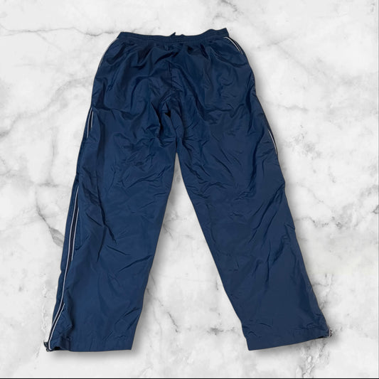 Entdecke unsere Vintage Track Pants von Nike und anderen Marken, erhältlich bei Valuxery.de - Dein Shop für trendige Vintage - Kleidung. Unsere Track Pants sind aus hochwertigen Materialien und