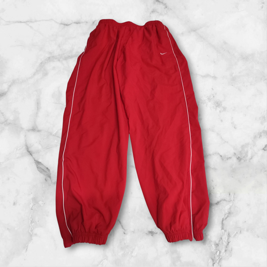 Entdecke unsere Vintage Track Pants von Nike und anderen Marken, erhältlich bei Valuxery.de - Dein Shop für trendige Vintage - Kleidung. Unsere Track Pants sind aus hochwertigen Materialien und