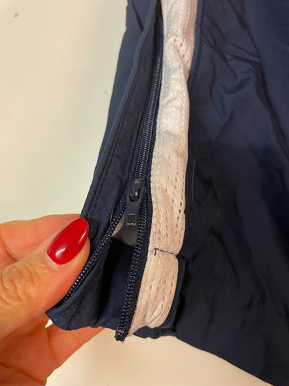 Entdecke unsere Vintage Track Pants von Nike und anderen Marken, erhältlich bei Valuxery.de - Dein Shop für trendige Vintage - Kleidung. Unsere Track Pants sind aus hochwertigen Materialien und