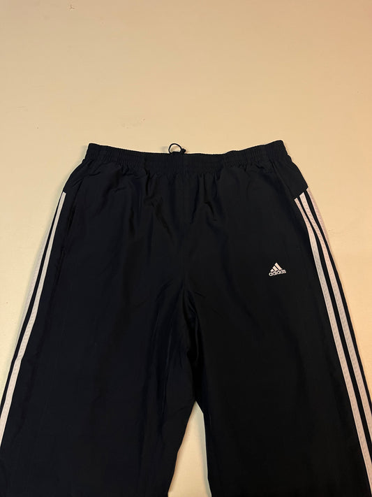 Entdecke unsere Vintage Track Pants von Nike und anderen Marken, erhältlich bei Valuxery.de - Dein Shop für trendige Vintage - Kleidung. Unsere Track Pants sind aus hochwertigen Materialien und
