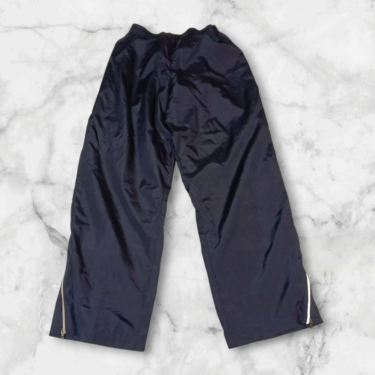 Entdecke unsere Vintage Track Pants von Nike und anderen Marken, erhältlich bei Valuxery.de - Dein Shop für trendige Vintage - Kleidung. Unsere Track Pants sind aus hochwertigen Materialien und