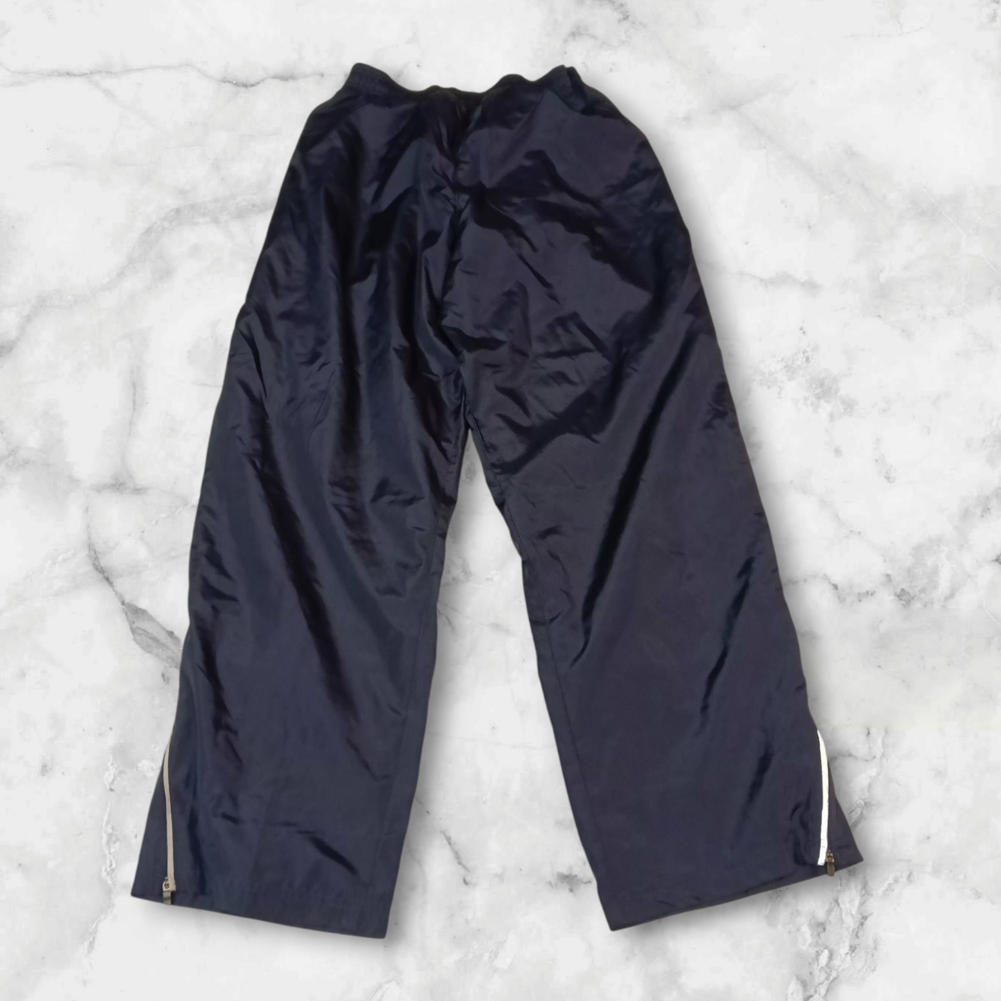 Entdecke unsere Vintage Track Pants von Nike und anderen Marken, erhältlich bei Valuxery.de - Dein Shop für trendige Vintage - Kleidung. Unsere Track Pants sind aus hochwertigen Materialien und