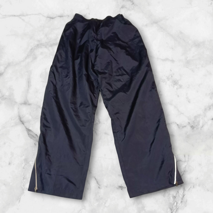 Entdecke unsere Vintage Track Pants von Nike und anderen Marken, erhältlich bei Valuxery.de - Dein Shop für trendige Vintage - Kleidung. Unsere Track Pants sind aus hochwertigen Materialien und