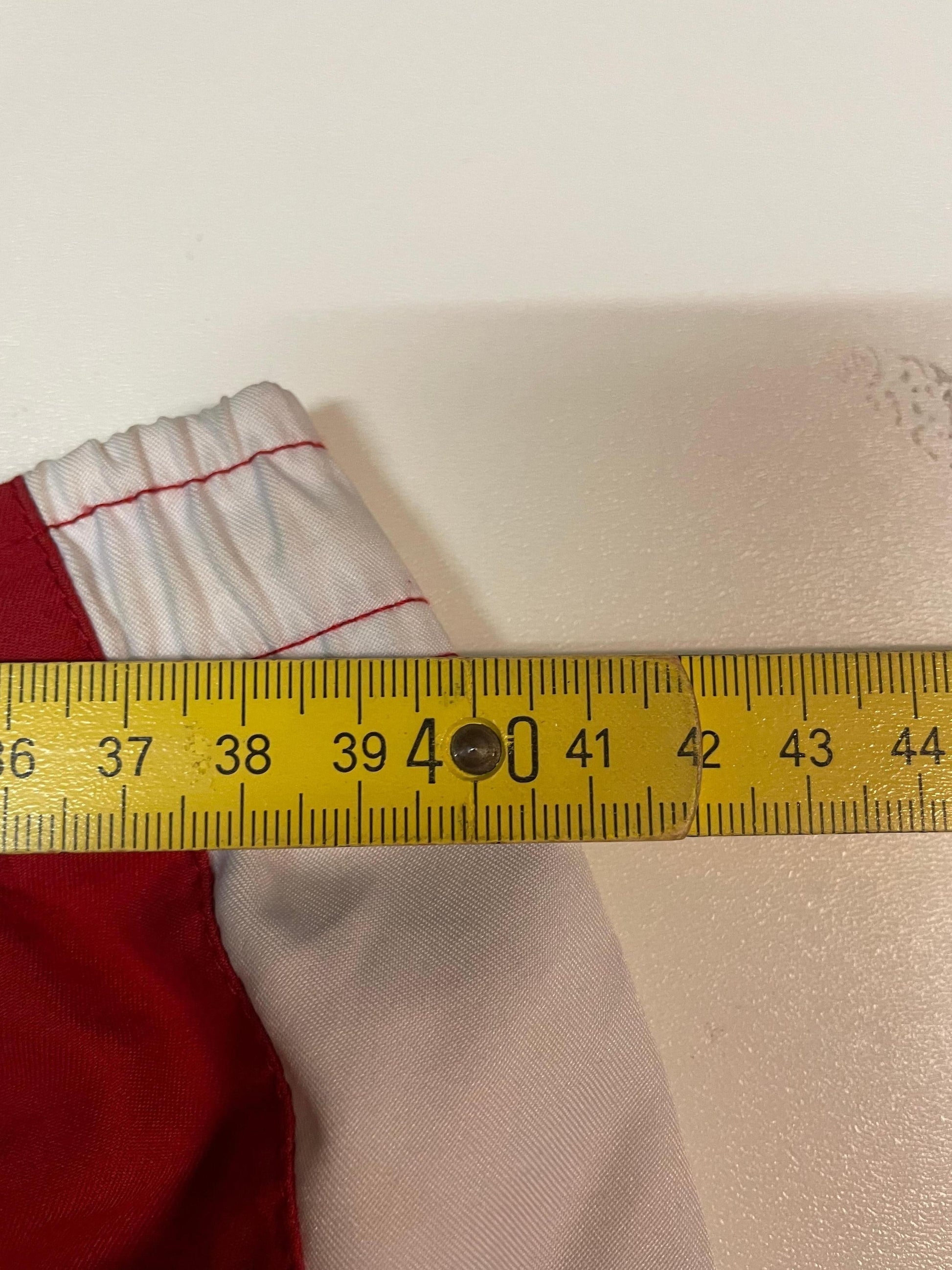 Entdecke unsere Vintage Track Pants von Nike und anderen Marken, erhältlich bei Valuxery.de - Dein Shop für trendige Vintage - Kleidung. Unsere Track Pants sind aus hochwertigen Materialien und