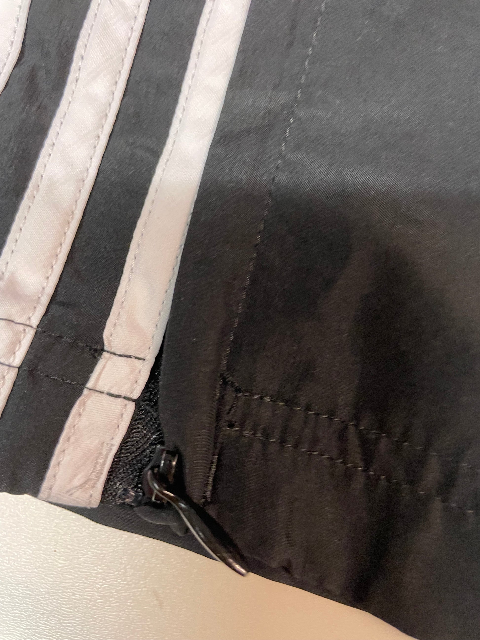 Entdecke unsere Vintage Track Pants von Nike und anderen Marken, erhältlich bei Valuxery.de - Dein Shop für trendige Vintage - Kleidung. Unsere Track Pants sind aus hochwertigen Materialien und
