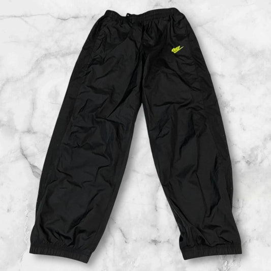 Entdecke unsere Vintage Track Pants von Nike und anderen Marken, erhältlich bei Valuxery.de - Dein Shop für trendige Vintage - Kleidung. Unsere Track Pants sind aus hochwertigen Materialien und