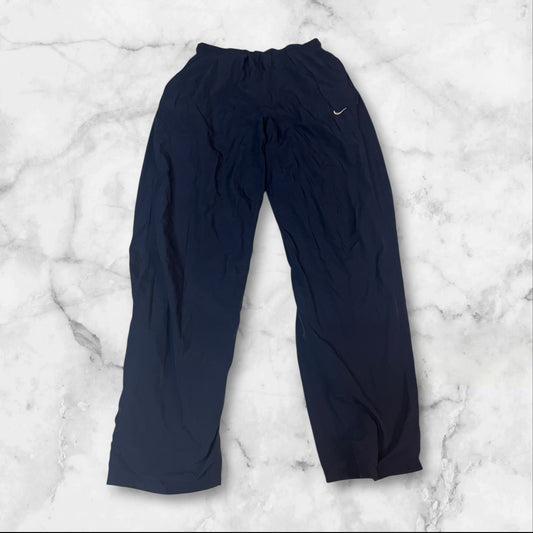 Entdecke unsere Vintage Track Pants von Nike und anderen Marken, erhältlich bei Valuxery.de - Dein Shop für trendige Vintage - Kleidung. Unsere Track Pants sind aus hochwertigen Materialien und