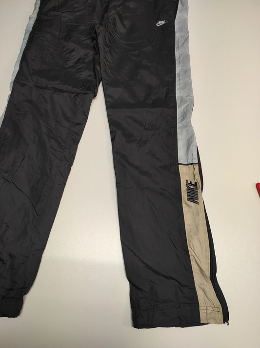 Entdecke unsere Vintage Track Pants von Nike und anderen Marken, erhältlich bei Valuxery.de - Dein Shop für trendige Vintage - Kleidung. Unsere Track Pants sind aus hochwertigen Materialien und