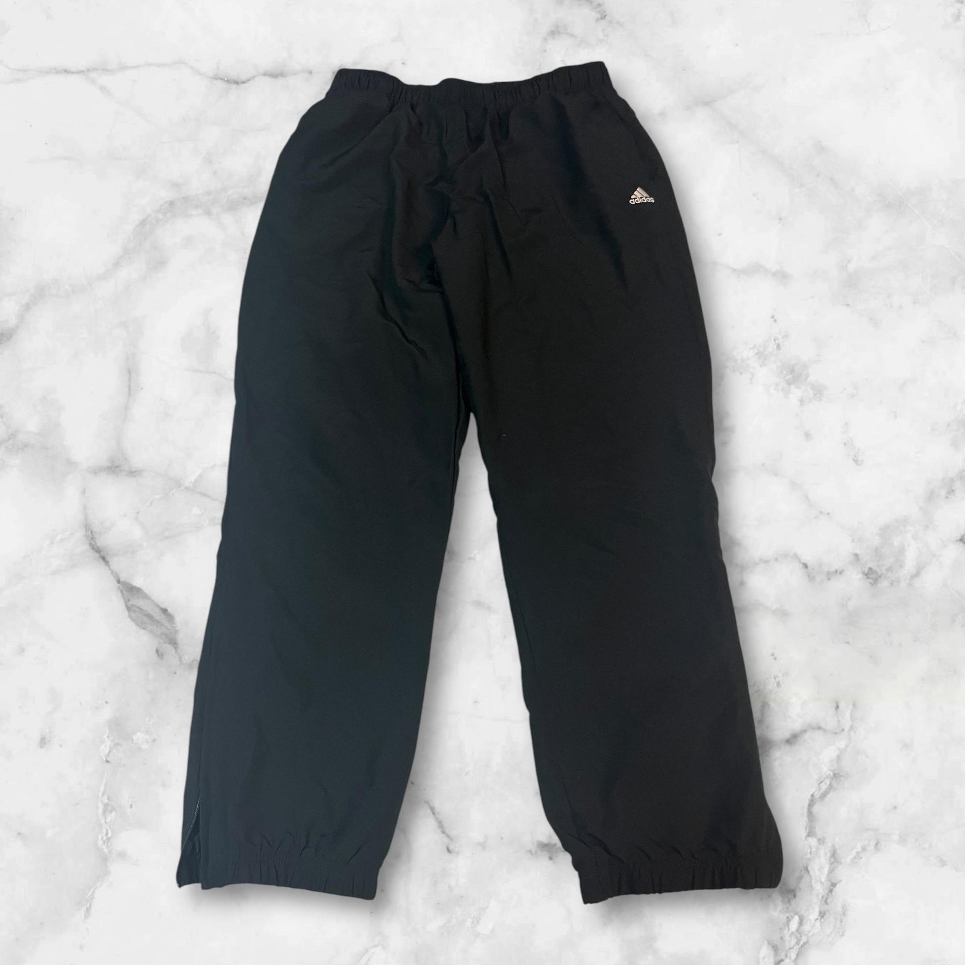 Entdecke unsere Vintage Track Pants von Nike und anderen Marken, erhältlich bei Valuxery.de - Dein Shop für trendige Vintage - Kleidung. Unsere Track Pants sind aus hochwertigen Materialien und