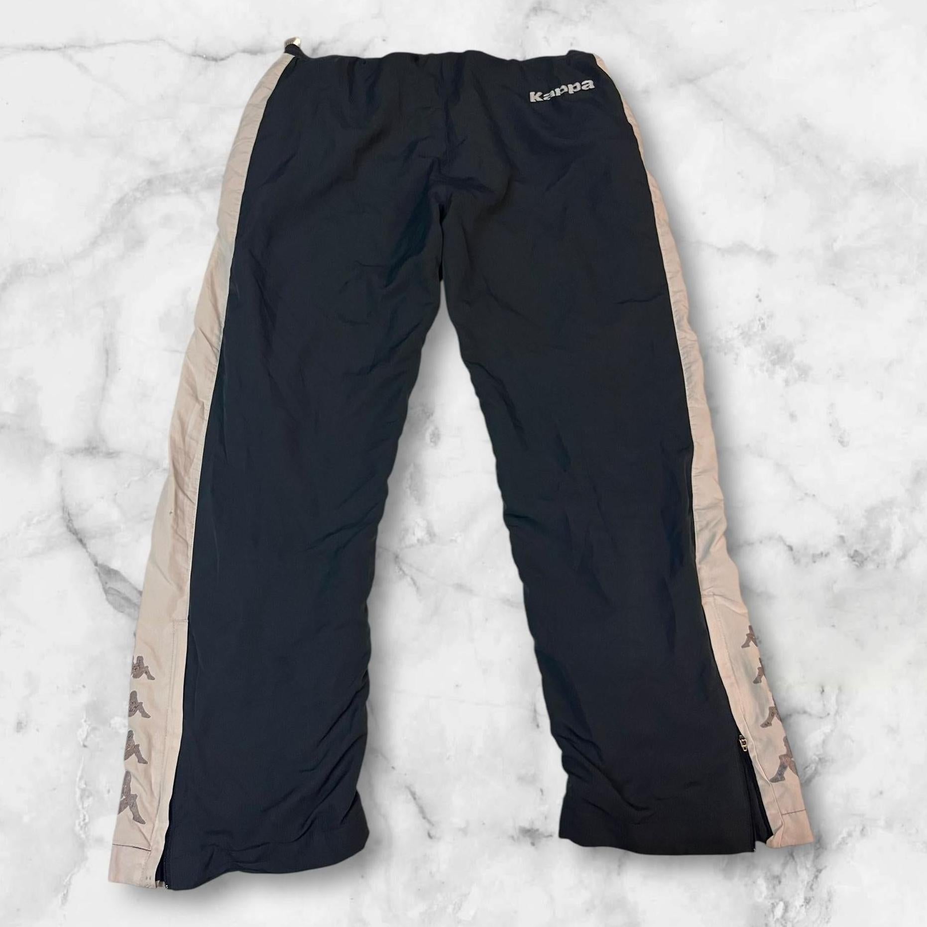 Entdecke unsere Vintage Track Pants von Nike und anderen Marken, erhältlich bei Valuxery.de - Dein Shop für trendige Vintage - Kleidung. Unsere Track Pants sind aus hochwertigen Materialien und