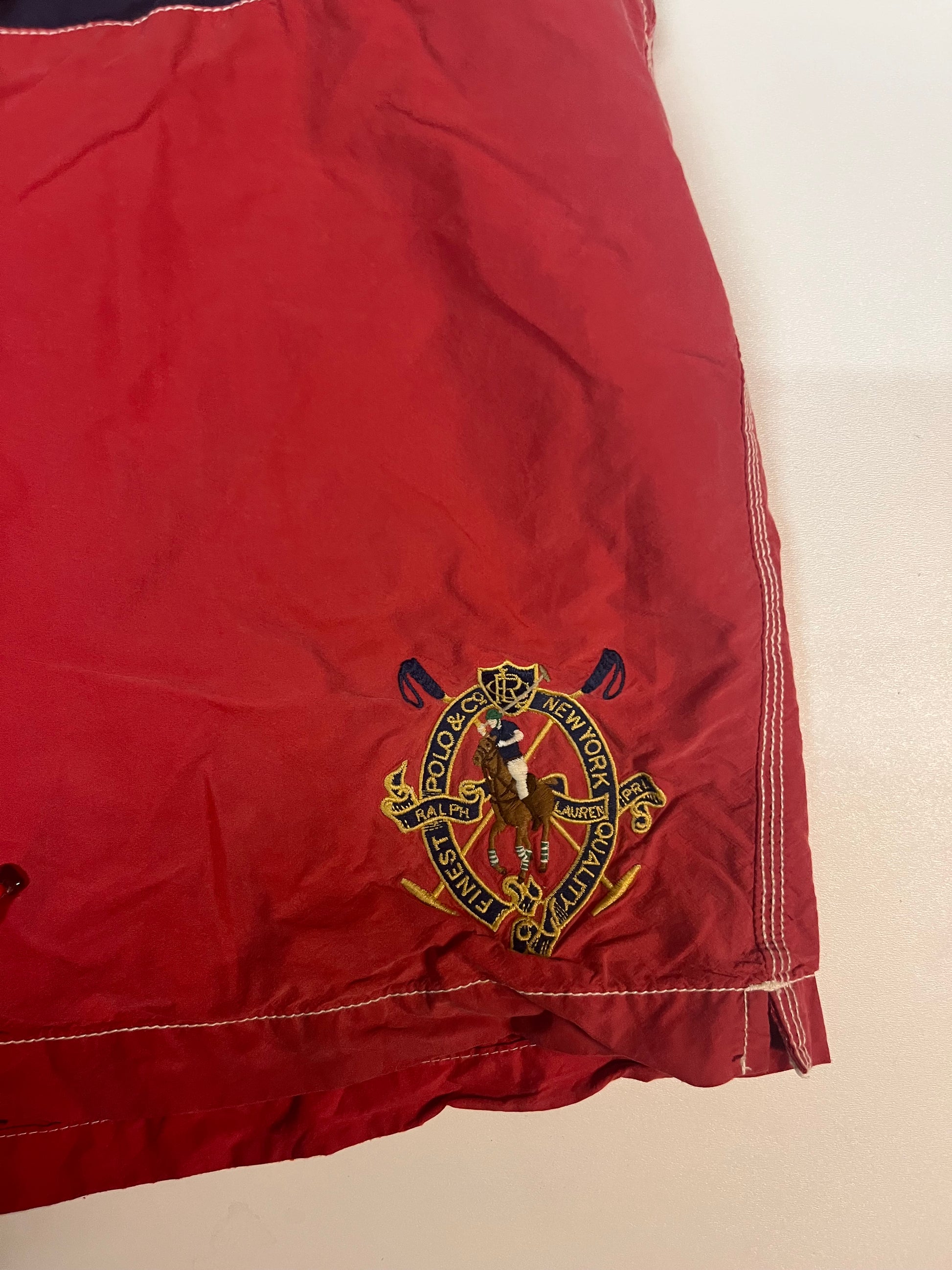 Entdecke unsere Vintage Track Pants von Nike und anderen Marken, erhältlich bei Valuxery.de - Dein Shop für trendige Vintage - Kleidung. Unsere Track Pants sind aus hochwertigen Materialien und