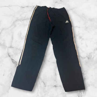 Entdecke unsere Vintage Track Pants von Nike und anderen Marken, erhältlich bei Valuxery.de - Dein Shop für trendige Vintage - Kleidung. Unsere Track Pants sind aus hochwertigen Materialien und