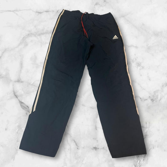 Entdecke unsere Vintage Track Pants von Nike und anderen Marken, erhältlich bei Valuxery.de - Dein Shop für trendige Vintage - Kleidung. Unsere Track Pants sind aus hochwertigen Materialien und