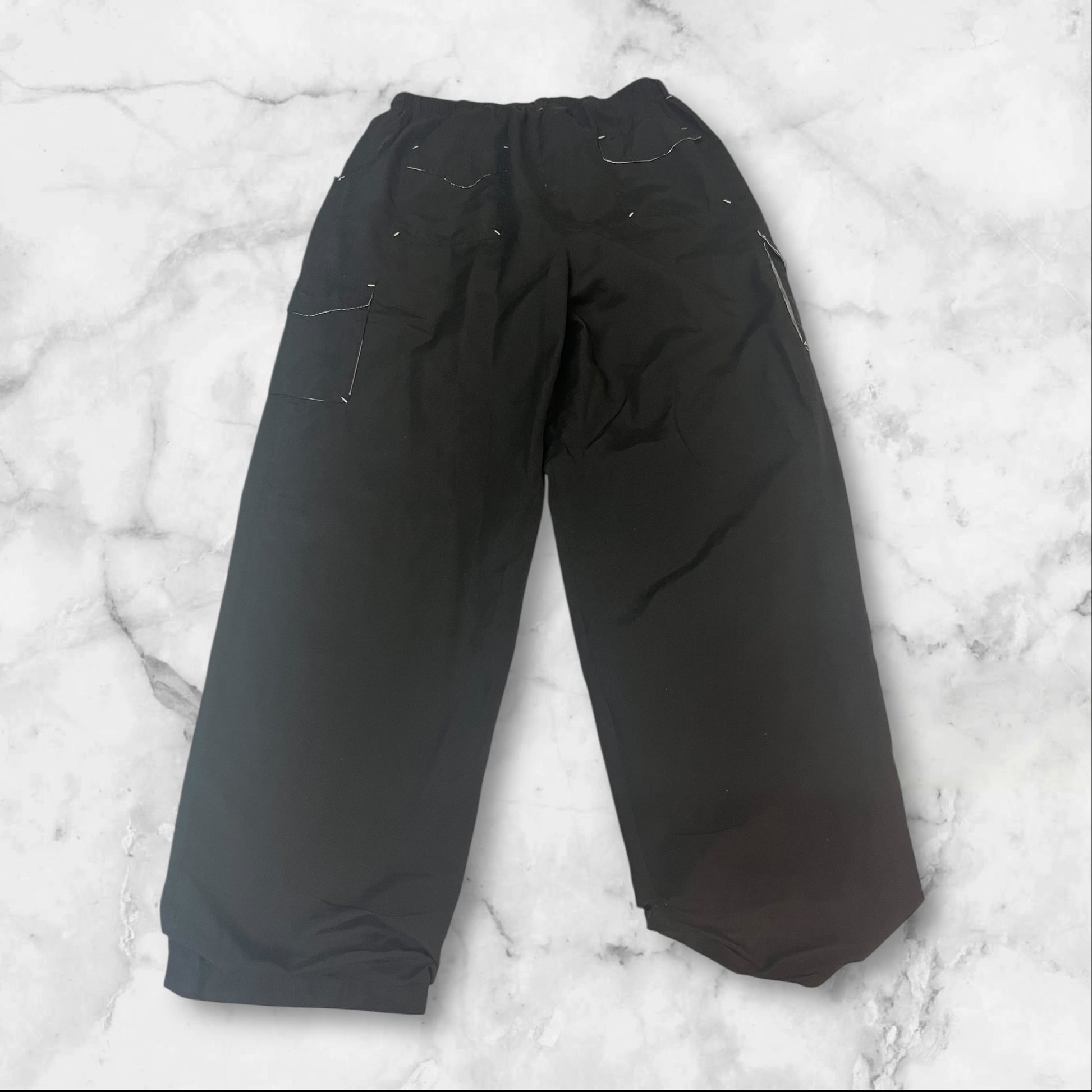 Entdecke unsere Vintage Track Pants von Nike und anderen Marken, erhältlich bei Valuxery.de - Dein Shop für trendige Vintage - Kleidung. Unsere Track Pants sind aus hochwertigen Materialien und