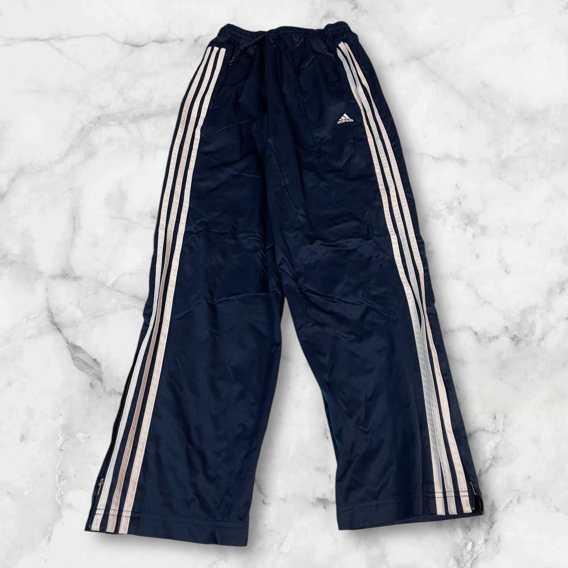 Entdecke unsere Vintage Track Pants von Nike und anderen Marken, erhältlich bei Valuxery.de - Dein Shop für trendige Vintage - Kleidung. Unsere Track Pants sind aus hochwertigen Materialien und
