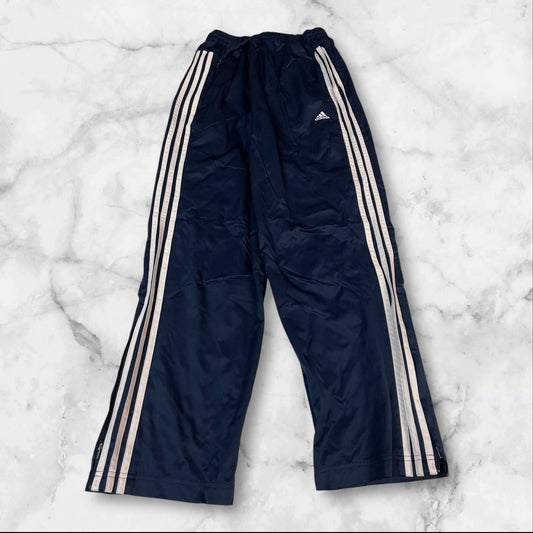 Entdecke unsere Vintage Track Pants von Nike und anderen Marken, erhältlich bei Valuxery.de - Dein Shop für trendige Vintage - Kleidung. Unsere Track Pants sind aus hochwertigen Materialien und