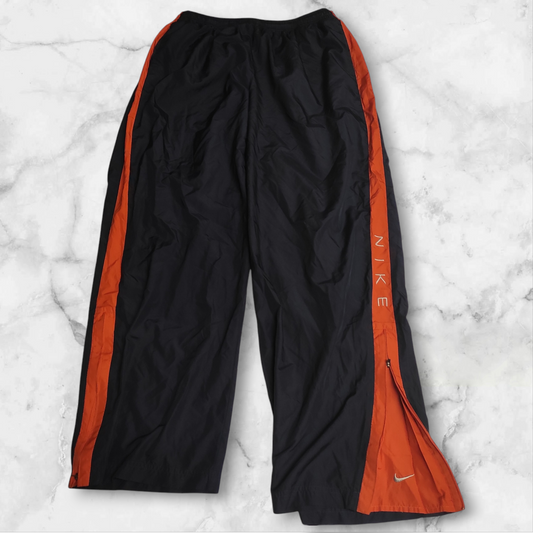 Entdecke unsere Vintage Track Pants von Nike und anderen Marken, erhältlich bei Valuxery.de - Dein Shop für trendige Vintage - Kleidung. Unsere Track Pants sind aus hochwertigen Materialien und
