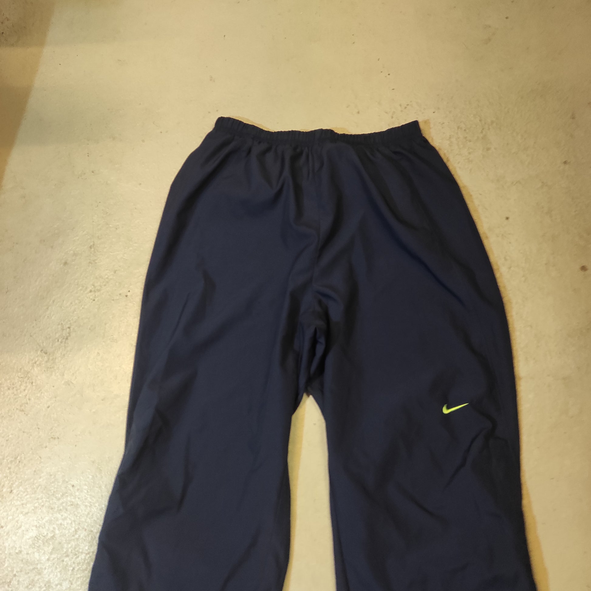 Entdecke unsere Vintage Track Pants von Nike und anderen Marken, erhältlich bei Valuxery.de - Dein Shop für trendige Vintage - Kleidung. Unsere Track Pants sind aus hochwertigen Materialien und