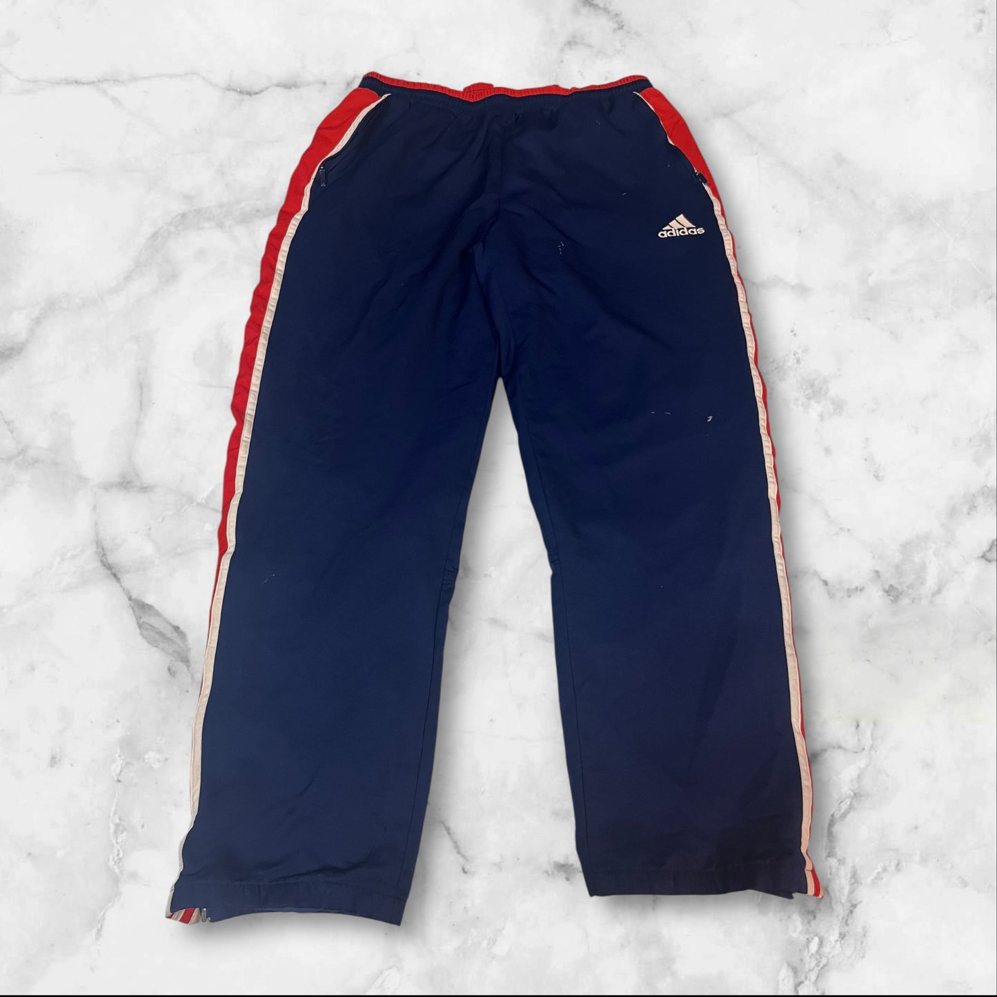 Entdecke unsere Vintage Track Pants von Nike und anderen Marken, erhältlich bei Valuxery.de - Dein Shop für trendige Vintage - Kleidung. Unsere Track Pants sind aus hochwertigen Materialien und