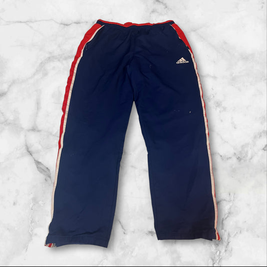 Entdecke unsere Vintage Track Pants von Nike und anderen Marken, erhältlich bei Valuxery.de - Dein Shop für trendige Vintage - Kleidung. Unsere Track Pants sind aus hochwertigen Materialien und
