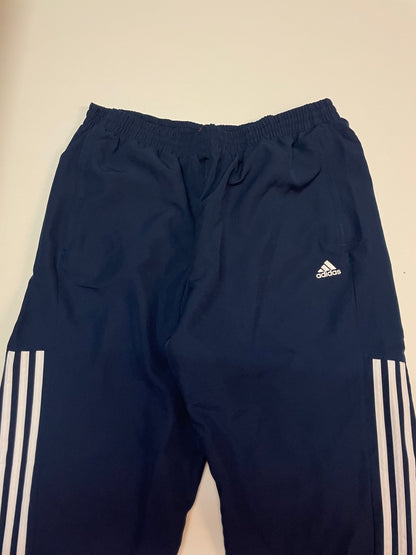 Entdecke unsere Vintage Track Pants von Nike und anderen Marken, erhältlich bei Valuxery.de - Dein Shop für trendige Vintage - Kleidung. Unsere Track Pants sind aus hochwertigen Materialien und