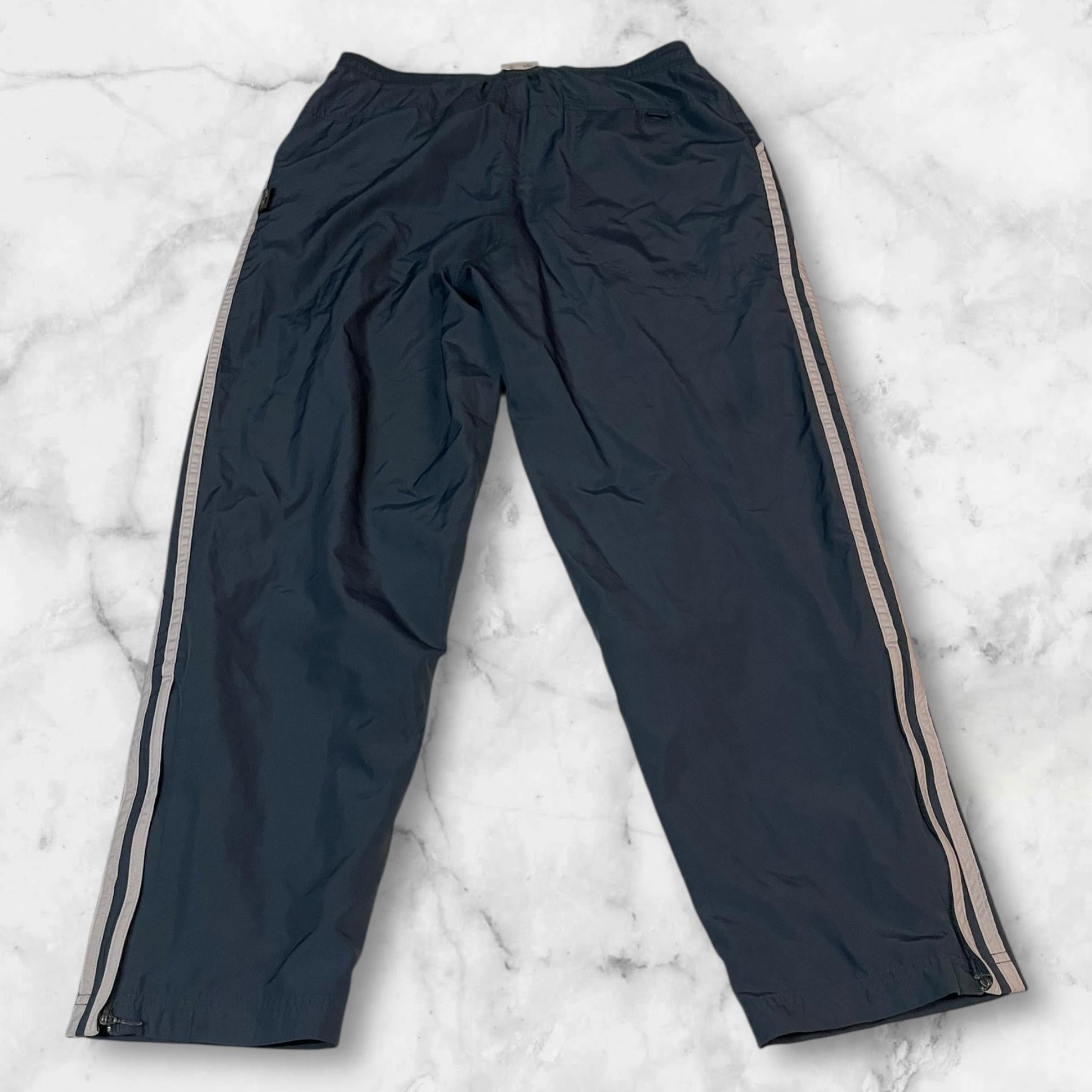 Entdecke unsere Vintage Track Pants von Nike und anderen Marken, erhältlich bei Valuxery.de - Dein Shop für trendige Vintage - Kleidung. Unsere Track Pants sind aus hochwertigen Materialien und