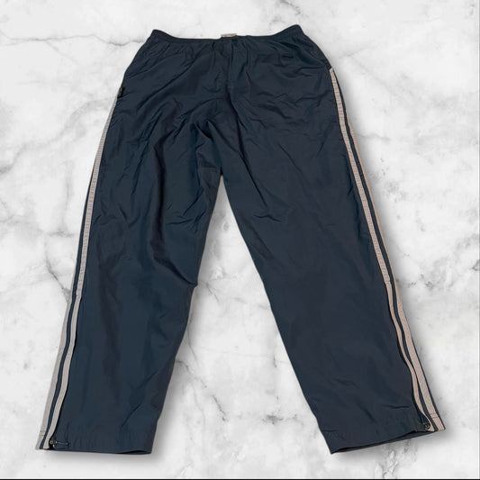 Entdecke unsere Vintage Track Pants von Nike und anderen Marken, erhältlich bei Valuxery.de - Dein Shop für trendige Vintage - Kleidung. Unsere Track Pants sind aus hochwertigen Materialien und