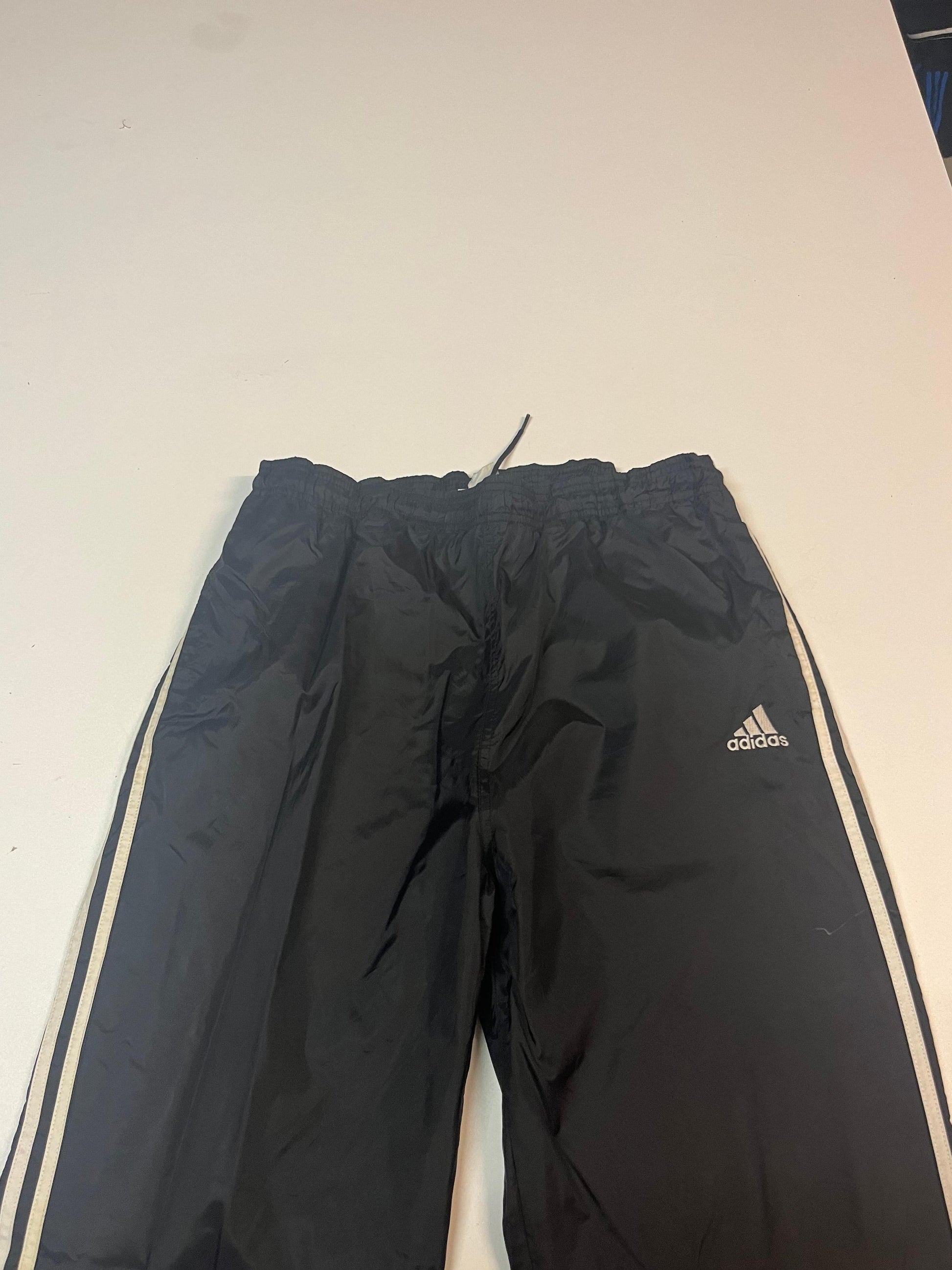 Entdecke unsere Vintage Track Pants von Nike und anderen Marken, erhältlich bei Valuxery.de - Dein Shop für trendige Vintage - Kleidung. Unsere Track Pants sind aus hochwertigen Materialien und
