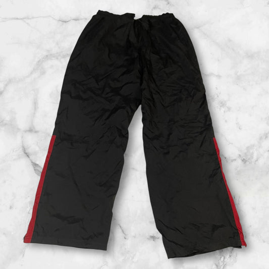 Entdecke unsere Vintage Track Pants von Nike und anderen Marken, erhältlich bei Valuxery.de - Dein Shop für trendige Vintage - Kleidung. Unsere Track Pants sind aus hochwertigen Materialien und