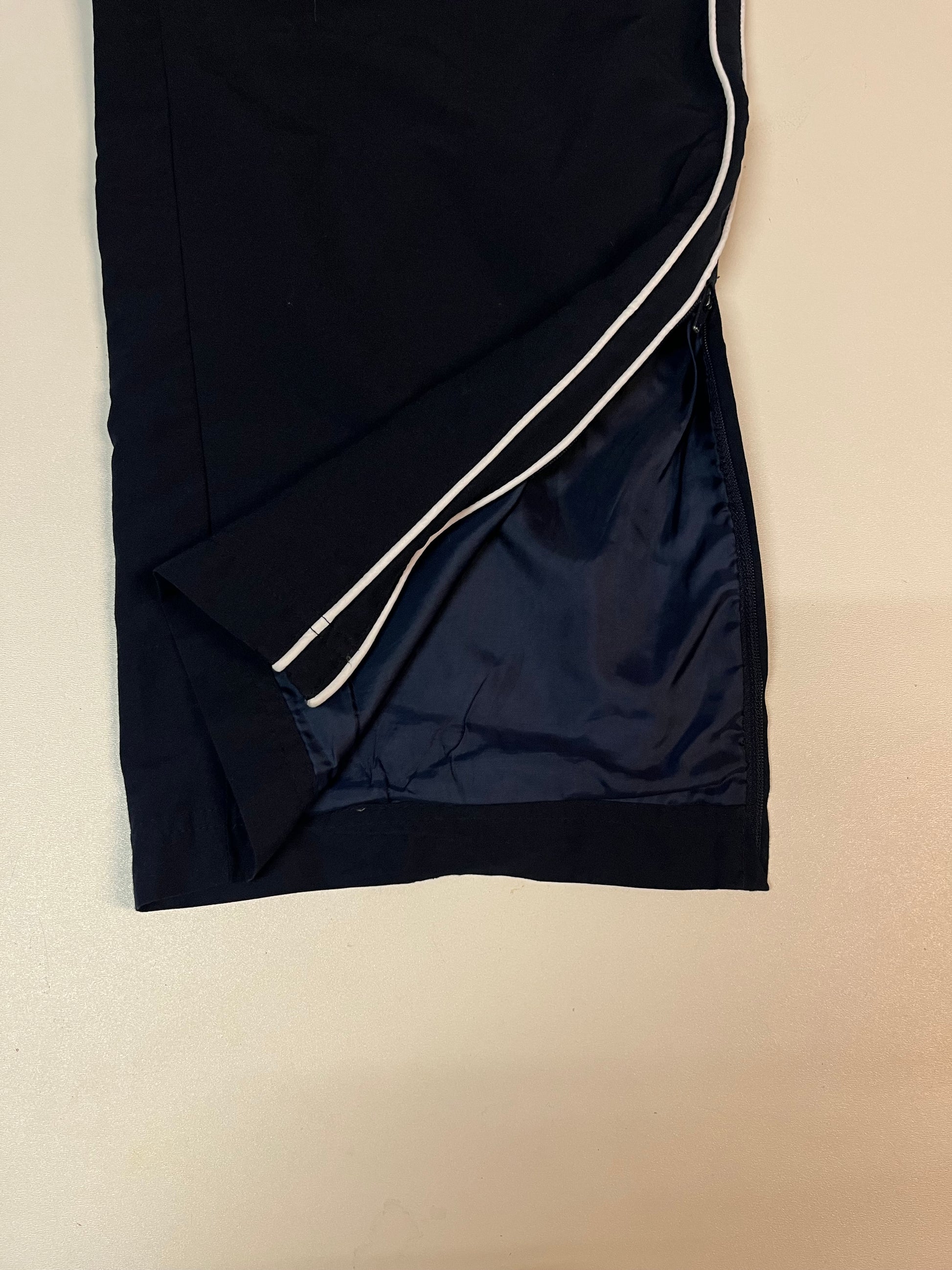 Entdecke unsere Vintage Track Pants von Nike und anderen Marken, erhältlich bei Valuxery.de - Dein Shop für trendige Vintage - Kleidung. Unsere Track Pants sind aus hochwertigen Materialien und
