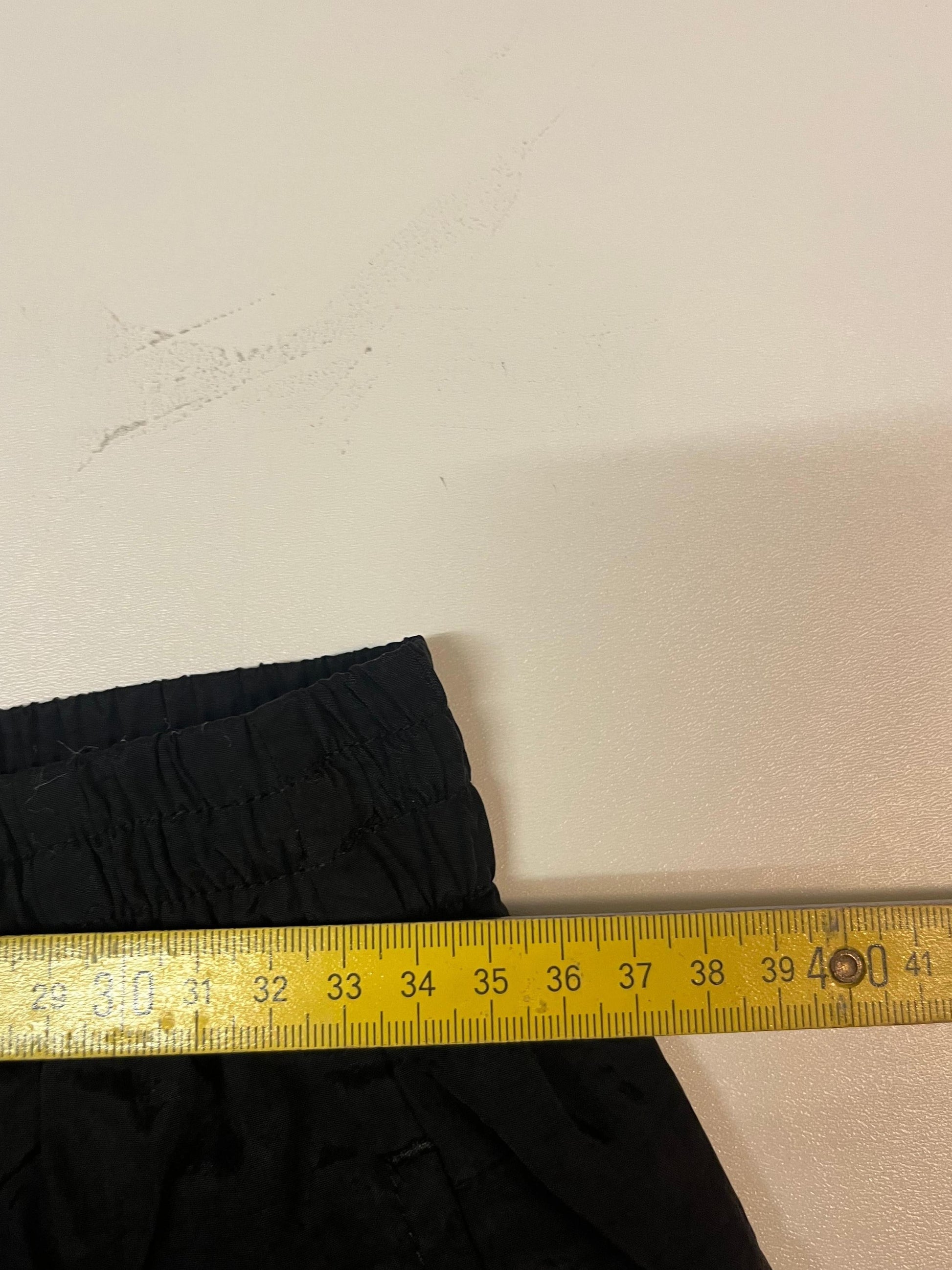 Entdecke unsere Vintage Track Pants von Nike und anderen Marken, erhältlich bei Valuxery.de - Dein Shop für trendige Vintage - Kleidung. Unsere Track Pants sind aus hochwertigen Materialien und