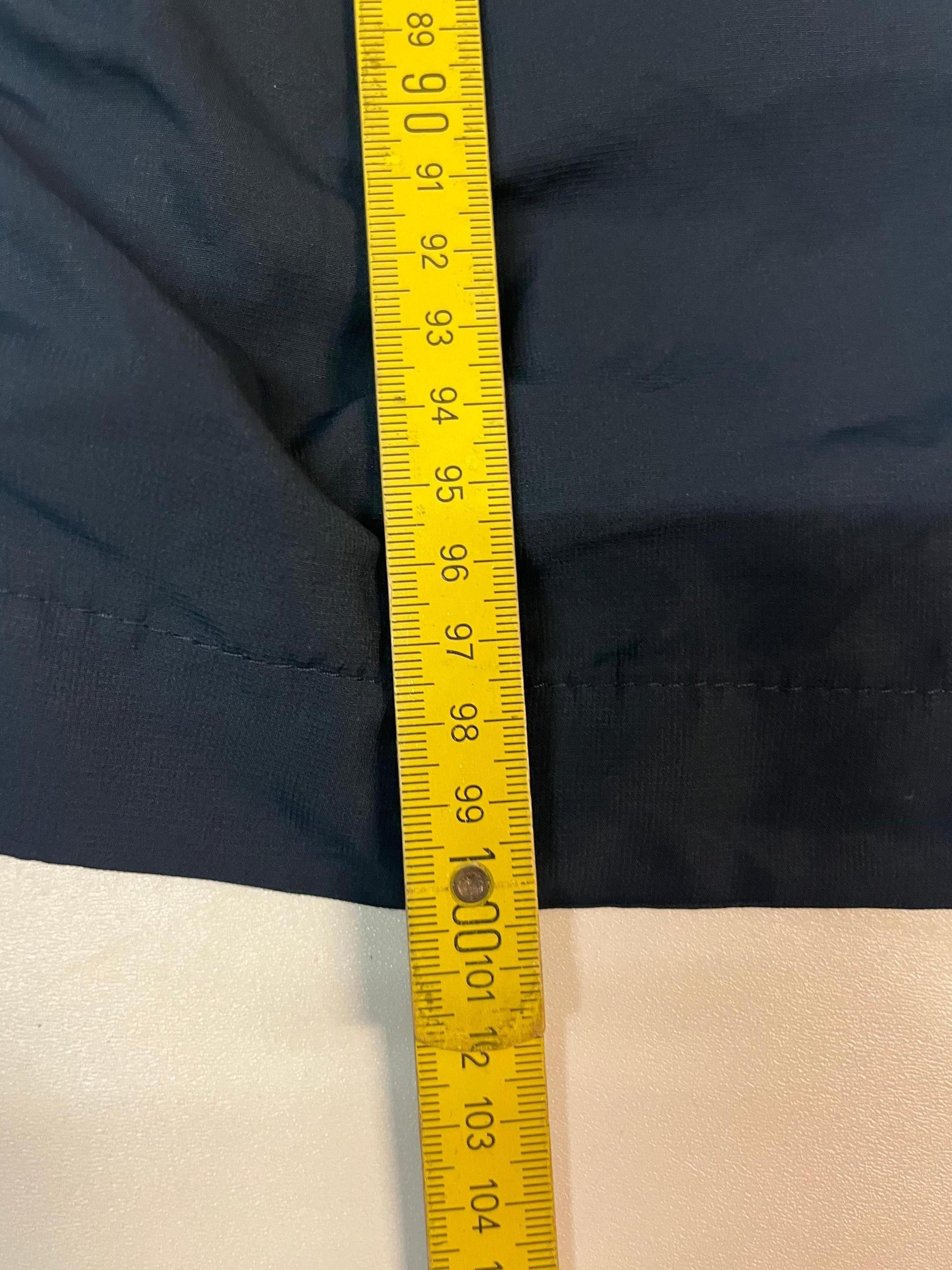 Entdecke unsere Vintage Track Pants von Nike und anderen Marken, erhältlich bei Valuxery.de - Dein Shop für trendige Vintage - Kleidung. Unsere Track Pants sind aus hochwertigen Materialien und