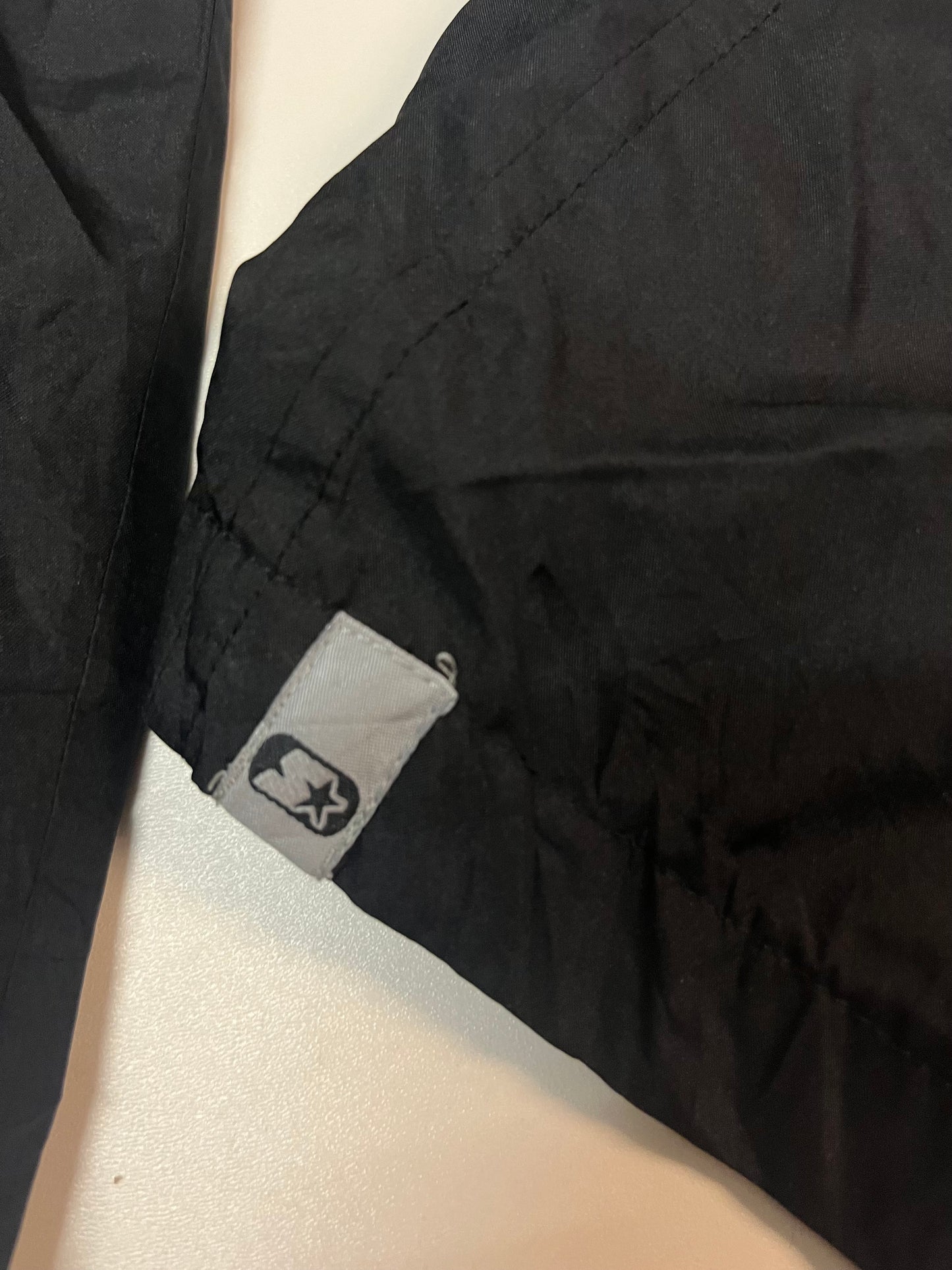 Entdecke unsere Vintage Track Pants von Nike und anderen Marken, erhältlich bei Valuxery.de - Dein Shop für trendige Vintage - Kleidung. Unsere Track Pants sind aus hochwertigen Materialien und