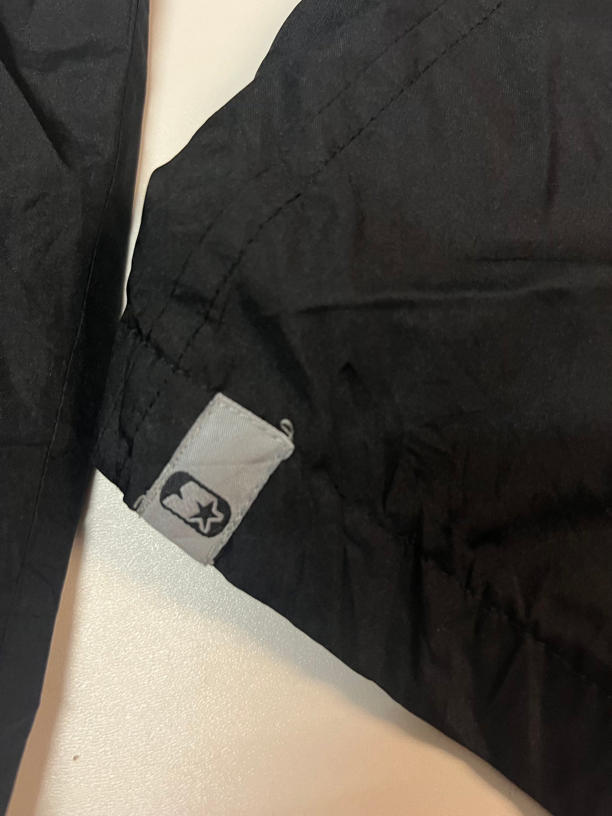Entdecke unsere Vintage Track Pants von Nike und anderen Marken, erhältlich bei Valuxery.de - Dein Shop für trendige Vintage - Kleidung. Unsere Track Pants sind aus hochwertigen Materialien und