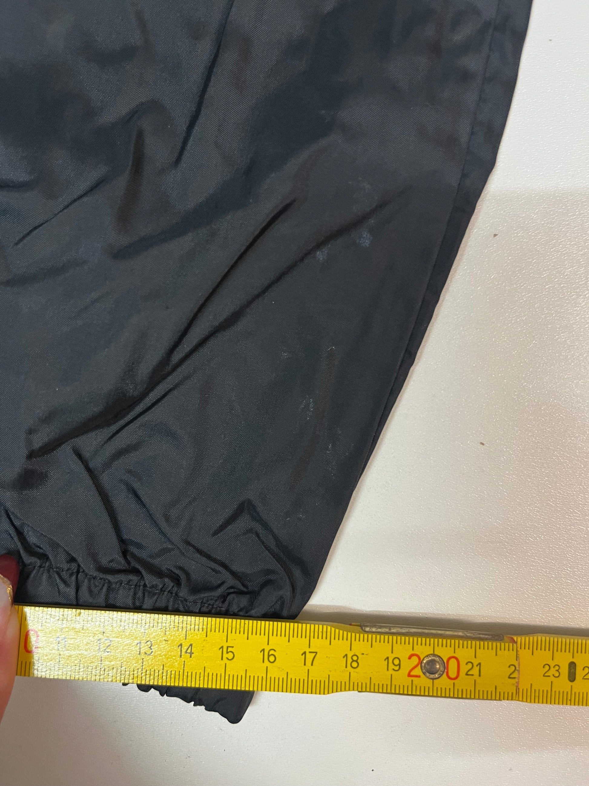 Entdecke unsere Vintage Track Pants von Nike und anderen Marken, erhältlich bei Valuxery.de - Dein Shop für trendige Vintage - Kleidung. Unsere Track Pants sind aus hochwertigen Materialien und