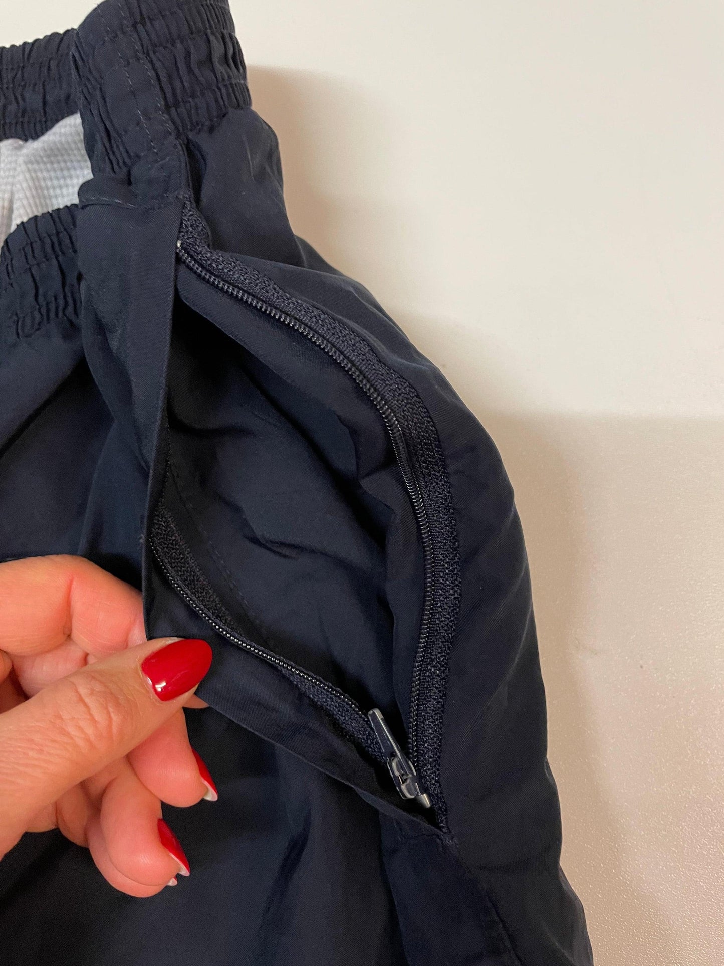 Entdecke unsere Vintage Track Pants von Nike und anderen Marken, erhältlich bei Valuxery.de - Dein Shop für trendige Vintage - Kleidung. Unsere Track Pants sind aus hochwertigen Materialien und
