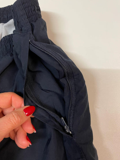 Entdecke unsere Vintage Track Pants von Nike und anderen Marken, erhältlich bei Valuxery.de - Dein Shop für trendige Vintage - Kleidung. Unsere Track Pants sind aus hochwertigen Materialien und