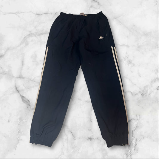 Entdecke unsere Vintage Track Pants von Nike und anderen Marken, erhältlich bei Valuxery.de - Dein Shop für trendige Vintage - Kleidung. Unsere Track Pants sind aus hochwertigen Materialien und