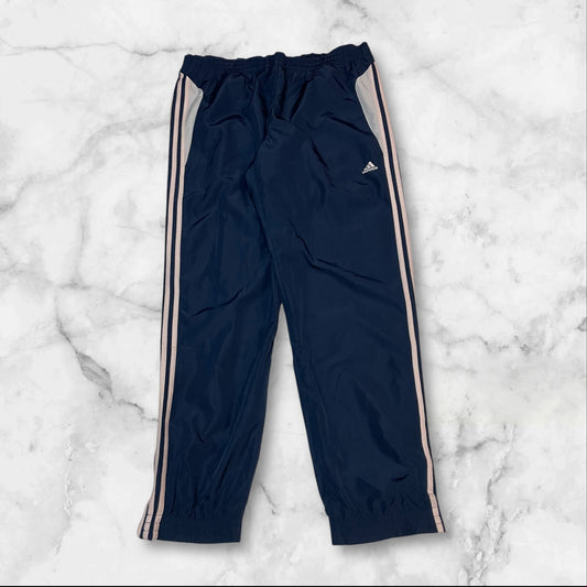 Entdecke unsere Vintage Track Pants von Nike und anderen Marken, erhältlich bei Valuxery.de - Dein Shop für trendige Vintage - Kleidung. Unsere Track Pants sind aus hochwertigen Materialien und