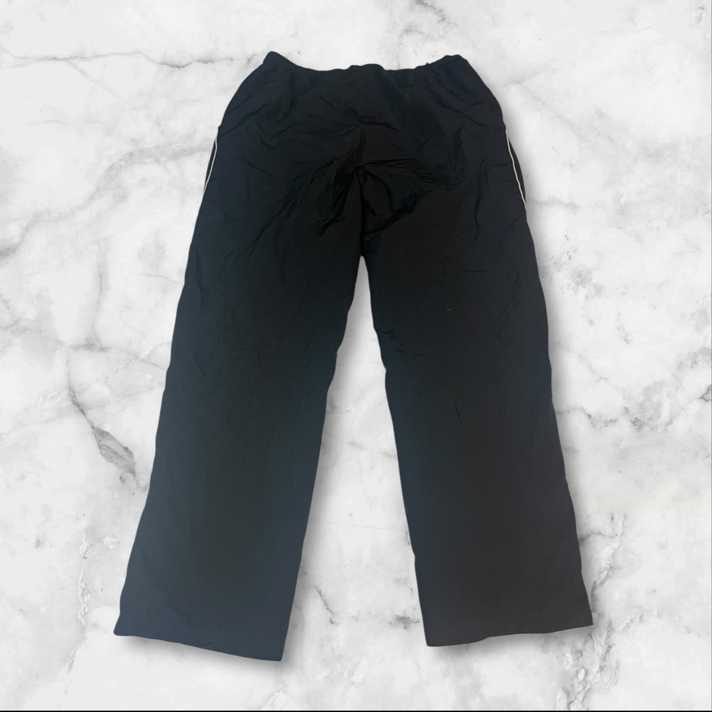 Entdecke unsere Vintage Track Pants von Nike und anderen Marken, erhältlich bei Valuxery.de - Dein Shop für trendige Vintage - Kleidung. Unsere Track Pants sind aus hochwertigen Materialien und