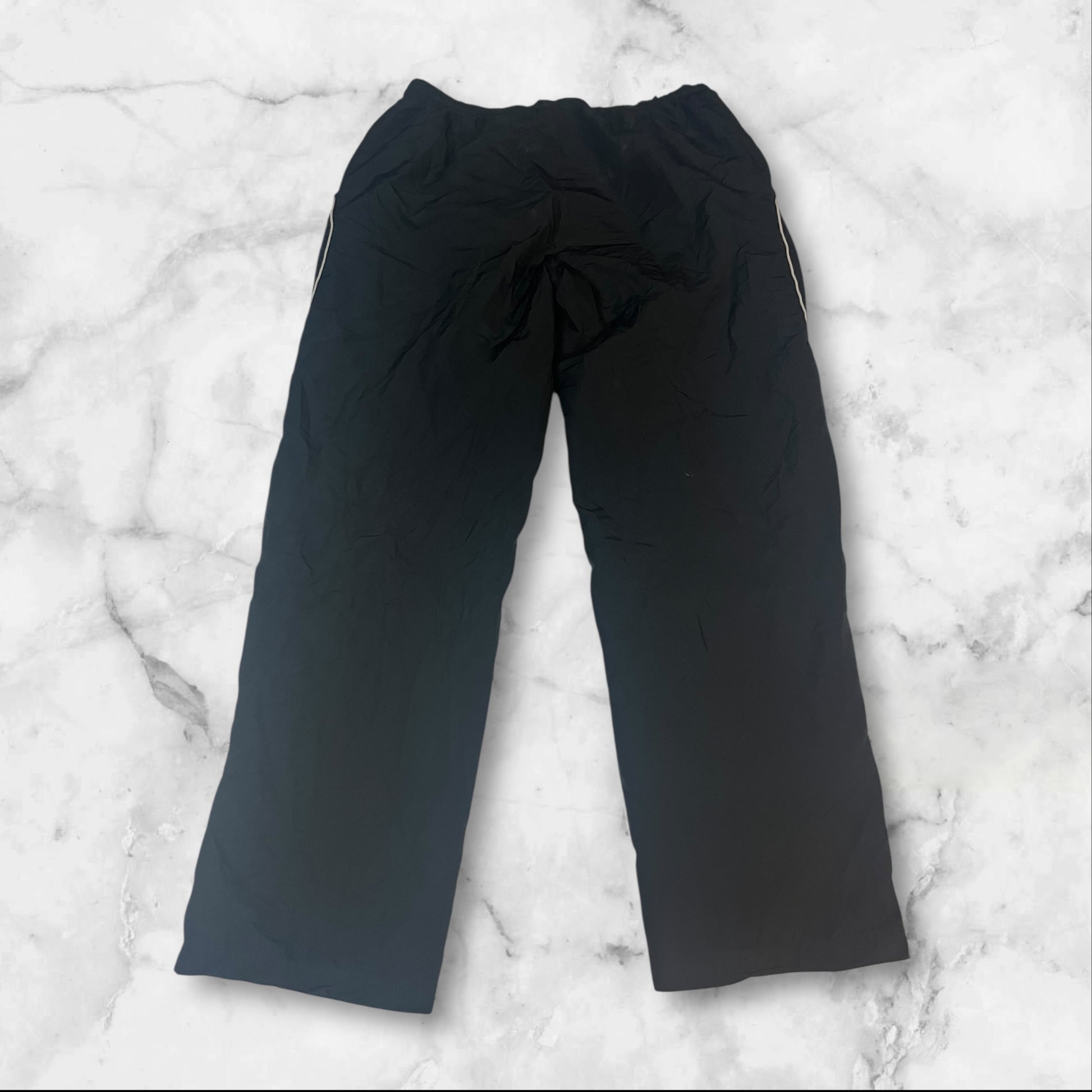 Entdecke unsere Vintage Track Pants von Nike und anderen Marken, erhältlich bei Valuxery.de - Dein Shop für trendige Vintage - Kleidung. Unsere Track Pants sind aus hochwertigen Materialien und