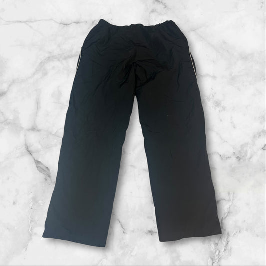 Entdecke unsere Vintage Track Pants von Nike und anderen Marken, erhältlich bei Valuxery.de - Dein Shop für trendige Vintage - Kleidung. Unsere Track Pants sind aus hochwertigen Materialien und