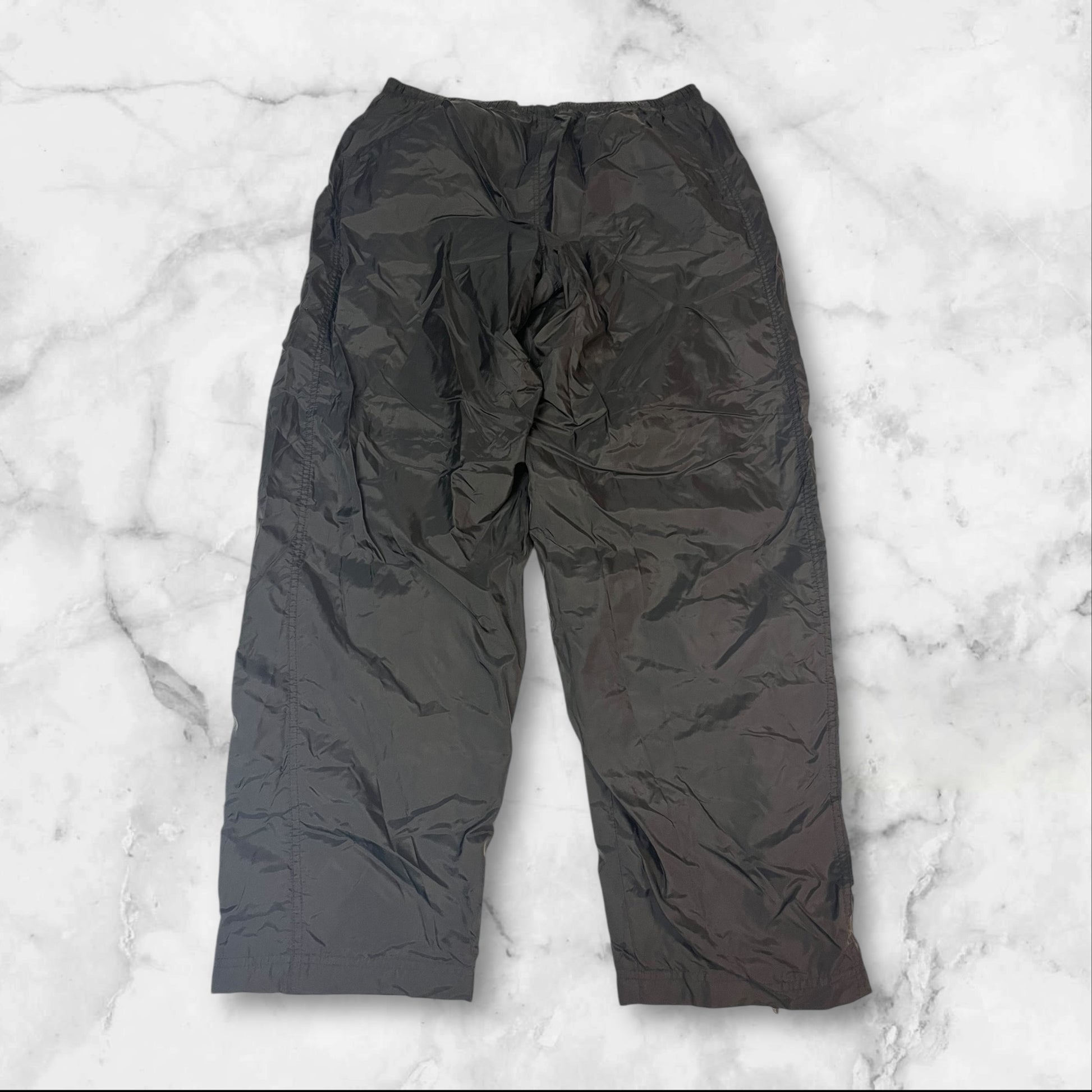 Entdecke unsere Vintage Track Pants von Nike und anderen Marken, erhältlich bei Valuxery.de - Dein Shop für trendige Vintage - Kleidung. Unsere Track Pants sind aus hochwertigen Materialien und